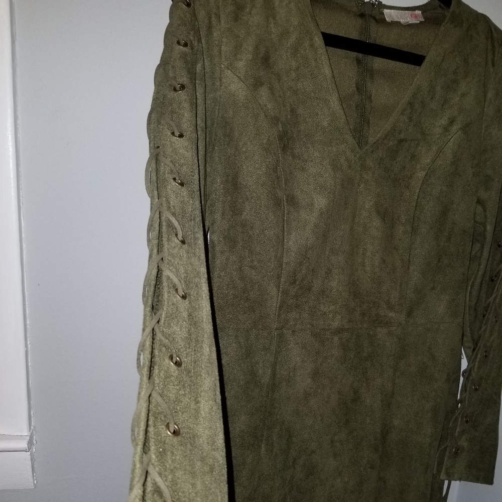 Dress - Picture 3 of 3